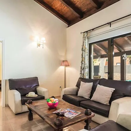 Sleeps 6 Wifi Villa